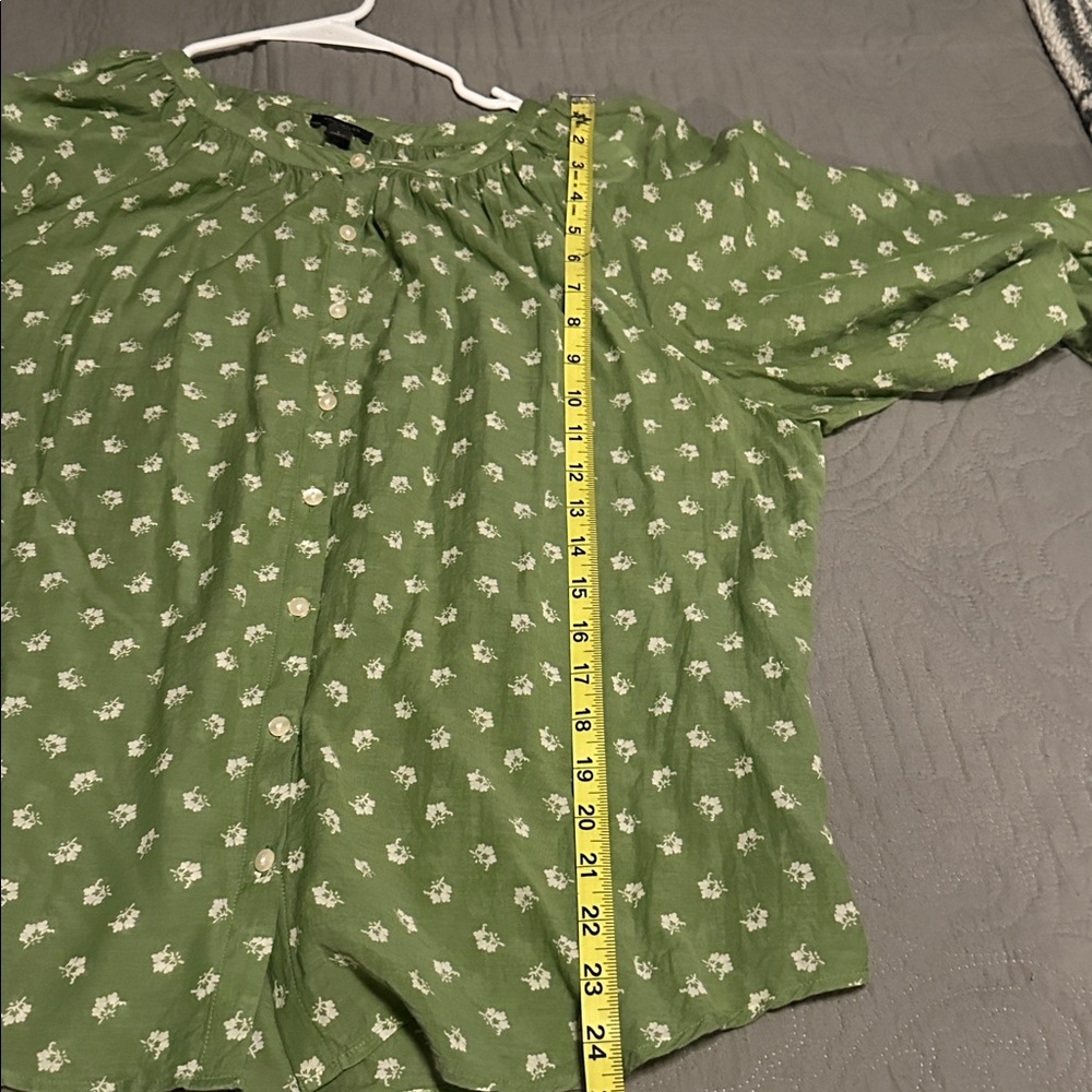 ANN TAYLOR FACTORY  Green Floral Blouse - Picture 9 of 10